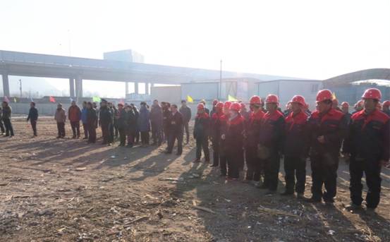 揚(yáng)鞭策馬喜圓發(fā)展夢(mèng)，萬(wàn)眾一心共筑新長(zhǎng)城